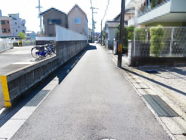 高知市 桜井町2丁目 中古戸建ての前面道路含む現地写真