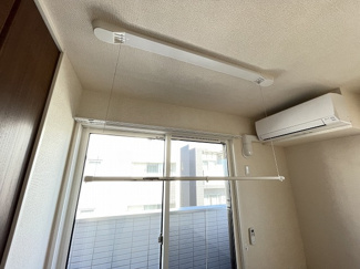 【展望】 | ※参考写真※洋室6.2帖のお部屋にある室内物干しです！雨の日やお出掛け時の室内干しにとても便利☆花粉や梅雨の時期に重宝しますね♪