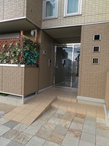 アコルデ西岩田のエントランス