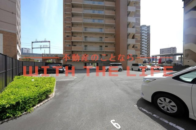 グランドウェルストーン【10，000円キャッシュバック対象物件】の駐車場|車をお持ちの方に嬉しい駐車場付きの物件です
