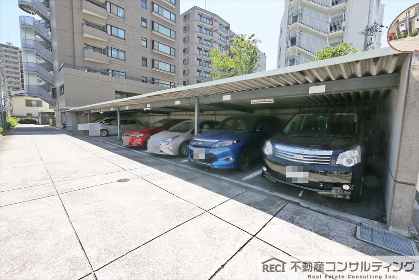ハイネス東灘の駐車場