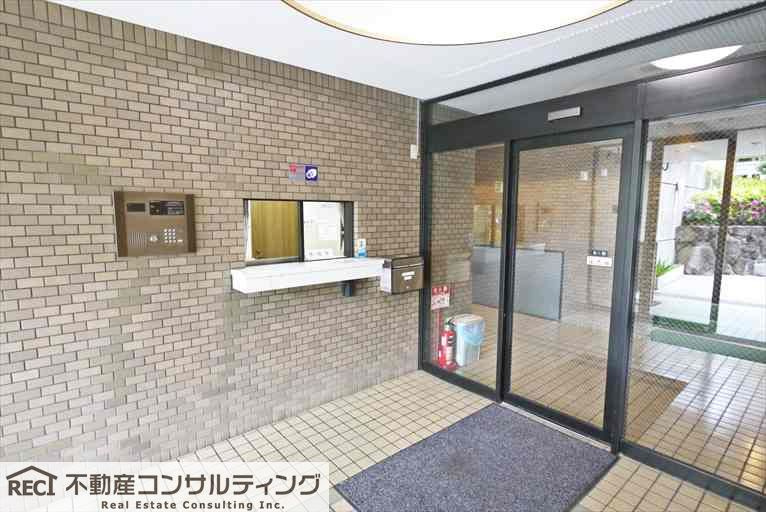 ハイネス東灘のエントランス