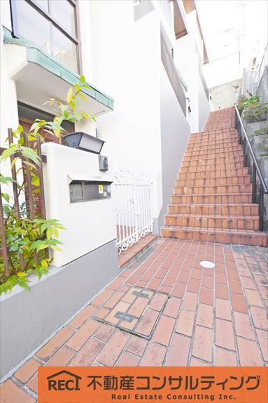 レオロイヤル六甲C棟のエントランス