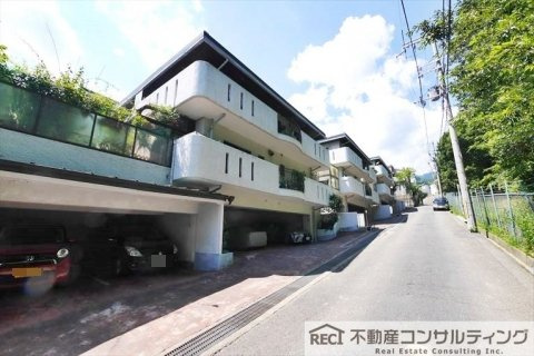 レオロイヤル六甲C棟の駐車場