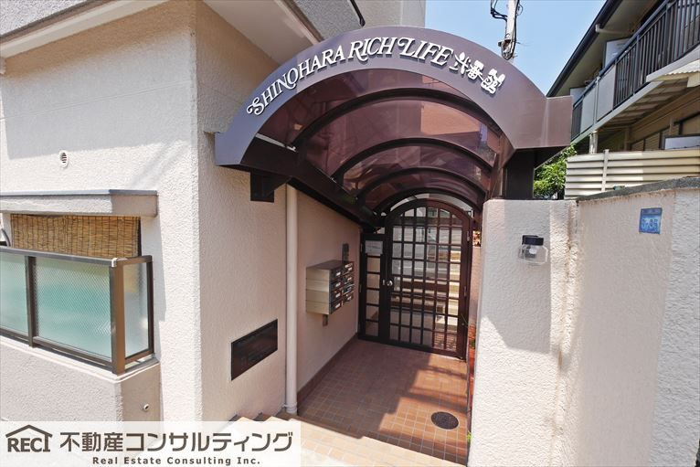 篠原リッチライフ弐番館のエントランス