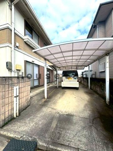 下三毛戸建の駐車場