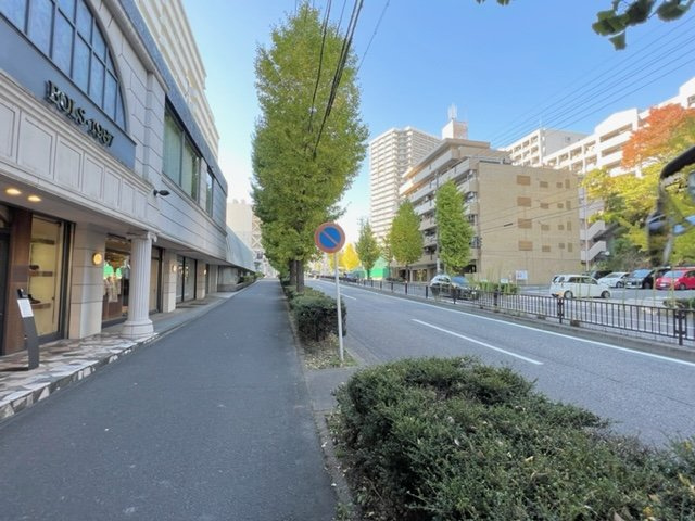 虹ヶ丘マンション本館の外観|前面道路