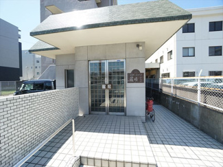 【エントランス】 | 白を基調としたエントランスは清潔感と高級感があります