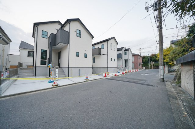 【横浜市磯子区森６丁目41-21新築戸建て２号棟】★仲介手数料無料★（屏風浦小学校・森中学校）の前面道路含む現地写真|前面道路幅員にゆとりがあるため、開放感良好。