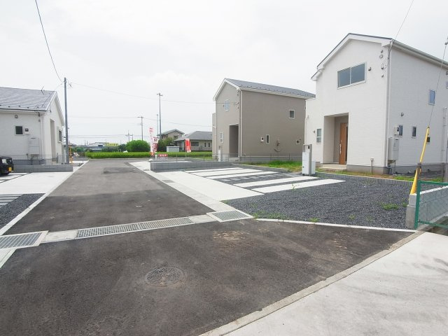 新築　渋川市半田21-1期　LIGNAGE　4号棟の前面道路含む現地写真|北側接道幅員約4.8ｍ　東側接道幅員約4.5ｍ
