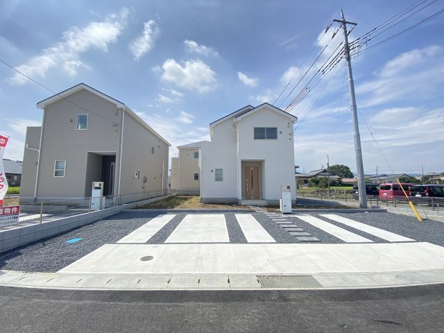 新築　渋川市半田21-1期　LIGNAGE　4号棟の駐車場|現地写真　駐車スペースは並列3台分可能です！
