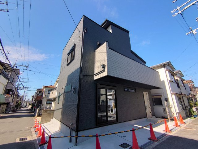 東大阪市鷹殿町　新築の外観|黒を基調とした重厚感ある外観