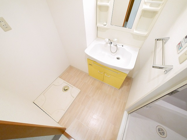 ヴァンセットモネの独立洗面台|独立洗面台、小物を置くことができて便利です