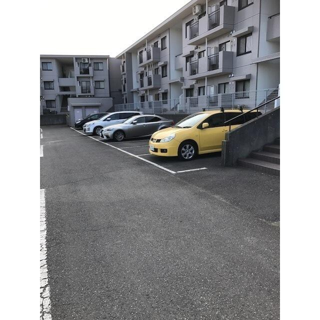 エスポワール松風台Ⅱ番館の駐車場