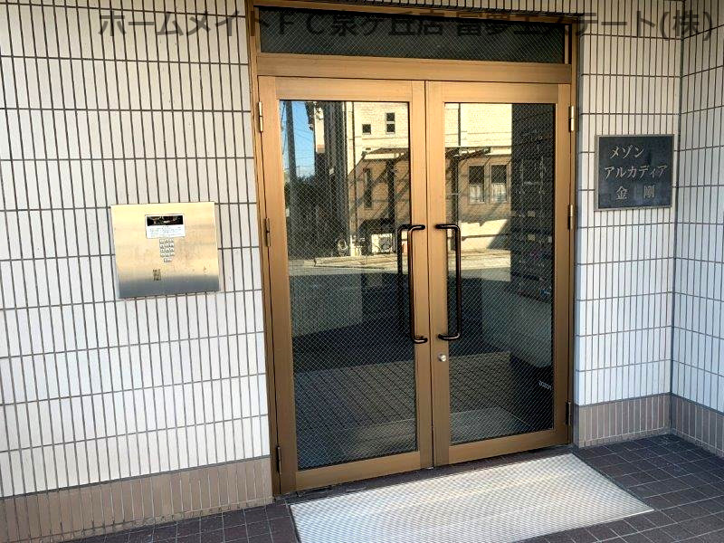 メゾンアルカディア金剛のエントランス