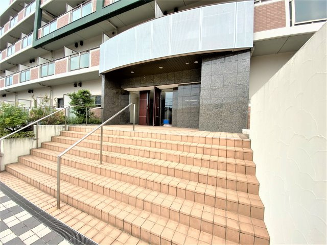 キャッスル常滑　東棟のエントランス