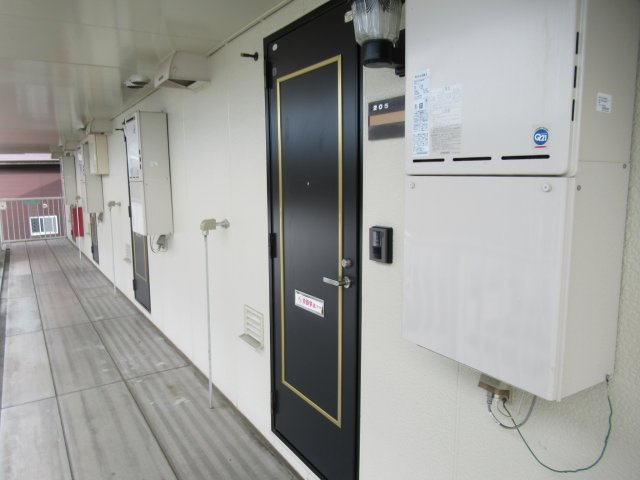 プラティ　ニューセジュールの玄関