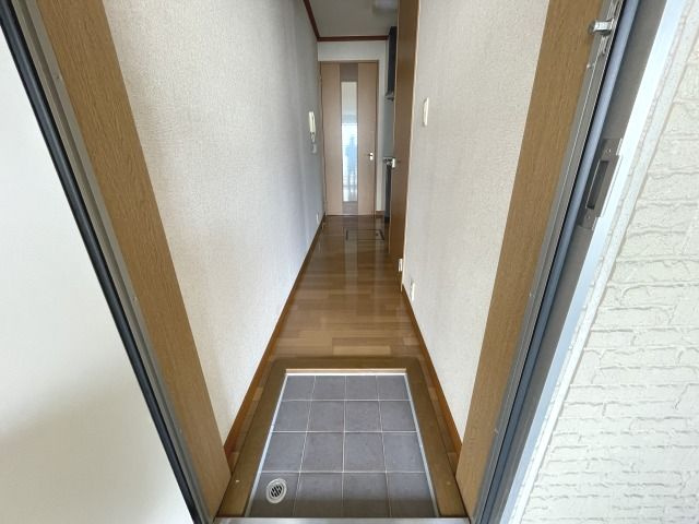 ロイヤルハーモニーの玄関|明るい玄関です