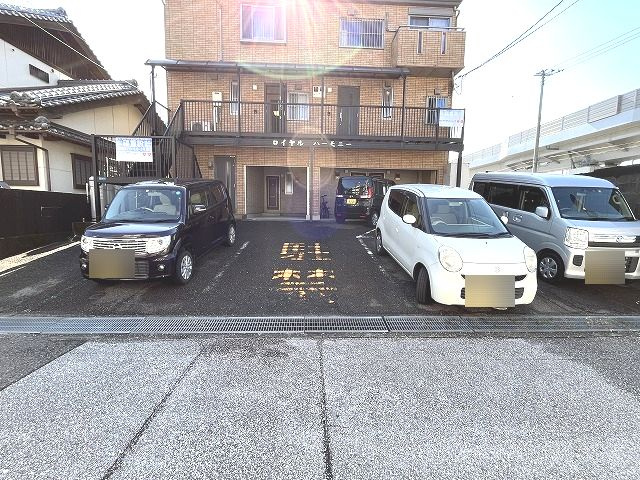 ロイヤルハーモニーの駐車場|駐車場があるので、車を買う予定の方も安心です