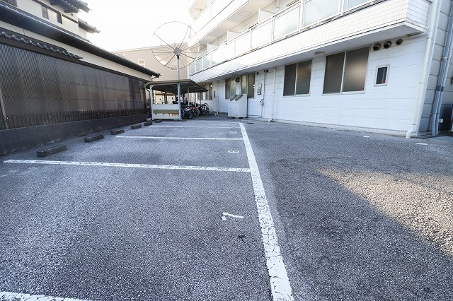 Aクイックの駐車場