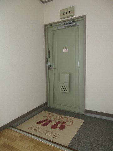 第一イワサキビルの玄関