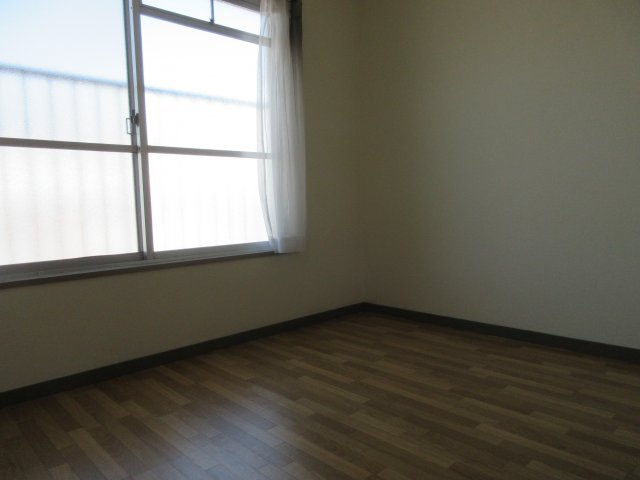 第一イワサキビルの洋室