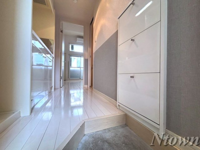 【玄関】 | STAGE栄生 | 明るい玄関です