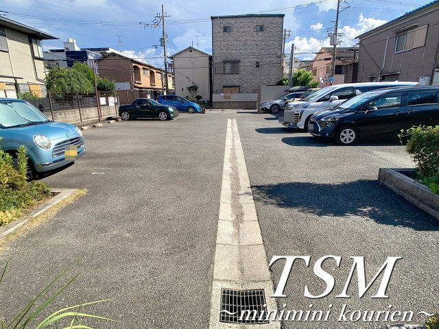 ロイヤルコート香里園の駐車場