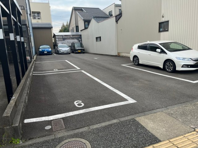 信開ウェラコート花月の駐車場