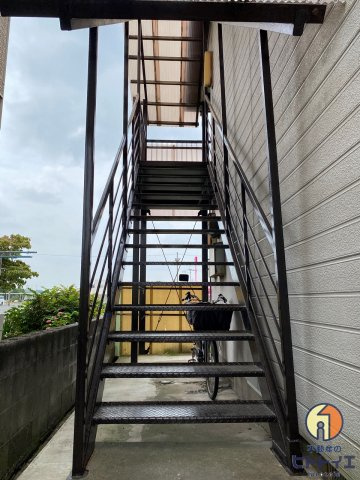 松和荘のその他共用部分|2Fへ上がる階段です