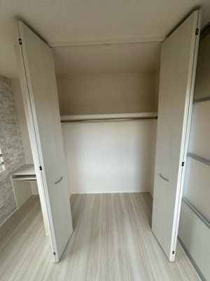 【収納】 | ガーネット | 洋室3.6帖のお部屋にあるクローゼットです♪大切なお洋服もしわにならないようにハンガーがけができます☆