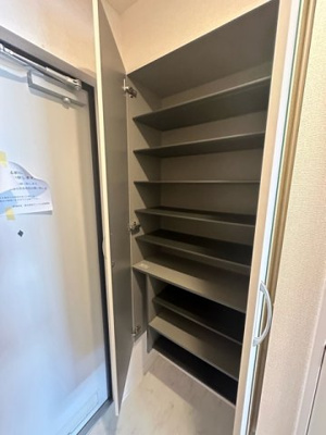 【玄関】 | ガーネット | シューズボックス付きで玄関すっきり片付きます！全身ミラー付きでお出かけの時の身だしなみ確認もばっちり！