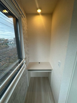 【設備】 | ガーネット | 洋室3.6帖のお部屋にはクローゼットの横にPCカウンターがあります♪リモートワークの方にもおすすめです☆