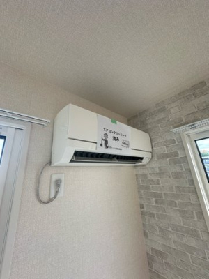 【設備】 | ガーネット | 暑い夏や寒い冬に大活躍！洋室3.6帖のお部屋にあるエアコンです☆冷暖房完備で1年中快適に過ごせます♪