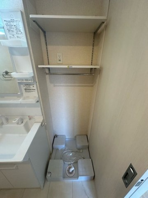 【設備】 | ガーネット | 洗面所内、洗髪洗面化粧台横にある室内洗濯機置き場です♪防水パンが付いているので万が一の漏水にも安心です！上部には便利な収納棚付き♪
