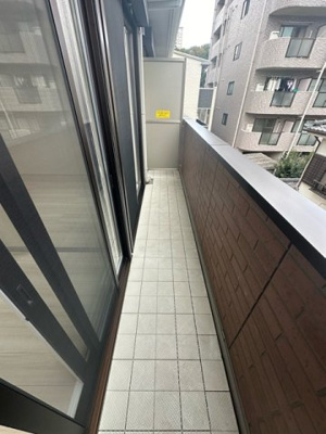 【バルコニー】 | ガーネット | 2部屋から出入りできるバルコニーです！お洗濯物を干したり、気分転換をするにも最適です☆