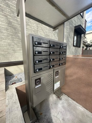 【その他共用部分】 | ガーネット | 共用エントランスには宅配BOXがあるので荷物の受け取りもスムーズに♪再配達を依頼する手間が省けます☆