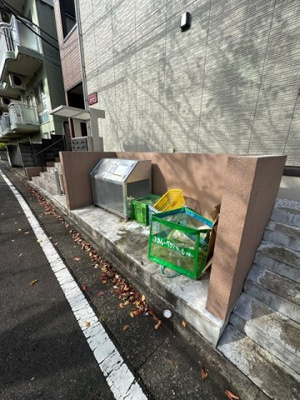 【その他共用部分】 | ガーネット | 敷地内ごみ置き場でごみ出しもらくらく～♪忙しい社会人さんや主婦さんにもうってつけ！
