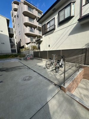 【その他共用部分】 | ガーネット | 敷地内に駐輪場を完備しています♪荷物が重いときに自転車があれば助かりますね！
