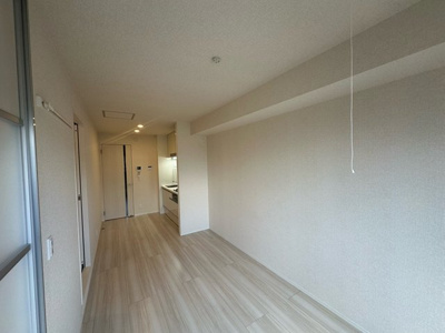 【居間・リビング】 | ガーネット | リビングダイニングキッチン8.8帖☆バルコニー側からの眺めです♪広めのキッチンスペースで毎日楽しくお料理もできますね！