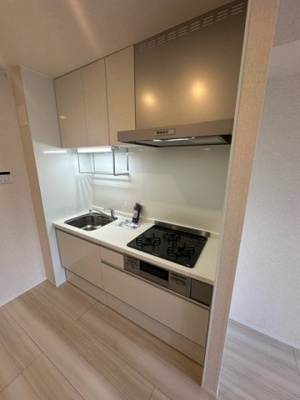 【キッチン】 | ガーネット | 白を基調としたシステムキッチンです！場所を取るお鍋やお皿もすっきり収納できます♪