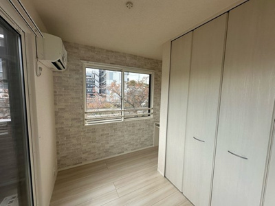 【寝室】 | ガーネット | 洋室3.6帖☆バルコニーに繋がる角部屋二面採光のお部屋です！エアコン付きで1年中快適に過ごせますね☆