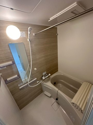 【浴室】 | ガーネット | 追い焚き機能・浴室暖房乾燥機付きバスルーム♪雨の日のお洗濯にも便利な物干しバー完備です！お風呂に浸かって一日の疲れもリフレッシュ♪