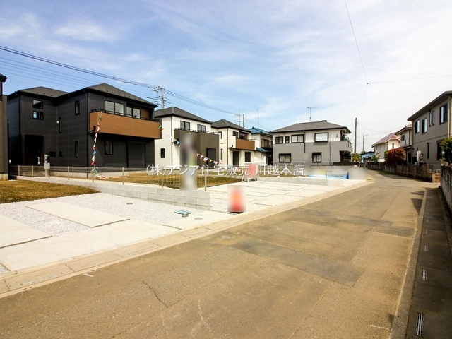 川越市笠幡28期　新築戸建の前面道路含む現地写真|南側3.41ｍ～4.05ｍ公道