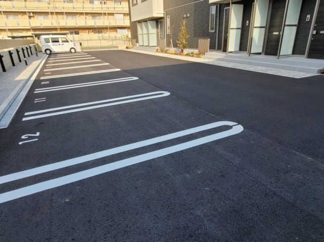 ブランドールの駐車場
