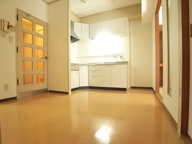【居間・リビング】 | ロータリープラザ博多駅東 | こちらの居間で趣味の時間をお楽しみください
