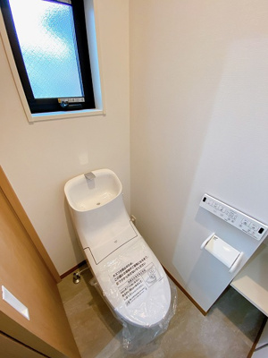 【トイレ】 | フォルトゥーナ | トイレは温水洗浄便座付き♪人気のバストイレ別です♪窓のあるトイレで換気もOK☆小物を置ける便利な棚も付いています♪