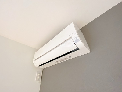 【設備】 | フォルトゥーナ | リビングダイニングキッチンにあるエアコンです！ムシ暑い夏も肌寒い冬も快適に過ごせますね♪