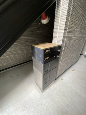 【その他共用部分】 | フォルトゥーナ | 共用エントランスには宅配BOXがあるので荷物の受け取りもスムーズに♪再配達を依頼する手間が省けます☆