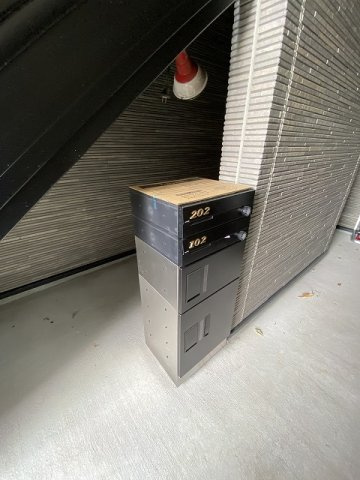 【その他共用部分】 | フォルトゥーナ | 共用エントランスには宅配BOXがあるので荷物の受け取りもスムーズに♪再配達を依頼する手間が省けます☆